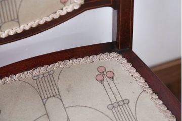 レトロ家具　イギリスアンティーク　レトロなファブリックがかわいい小ぶりなチェア(1)