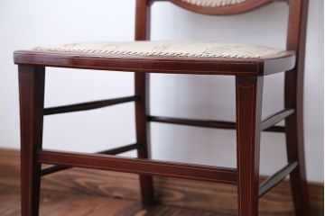 レトロ家具　イギリスアンティーク　レトロなファブリックがかわいい小ぶりなチェア(2)