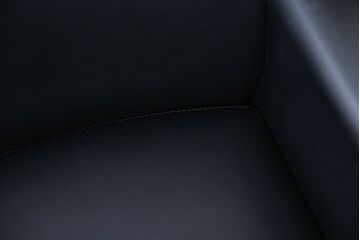 中古 イタリアMERITALIA(メリタリア)製本革の1人掛けアームソファ