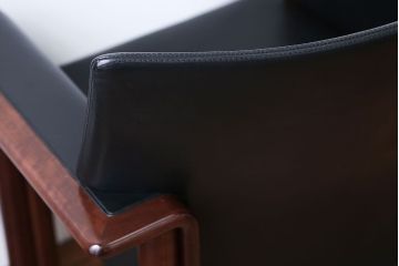 中古 イタリアMERITALIA(メリタリア)製本革の1人掛けアームソファ