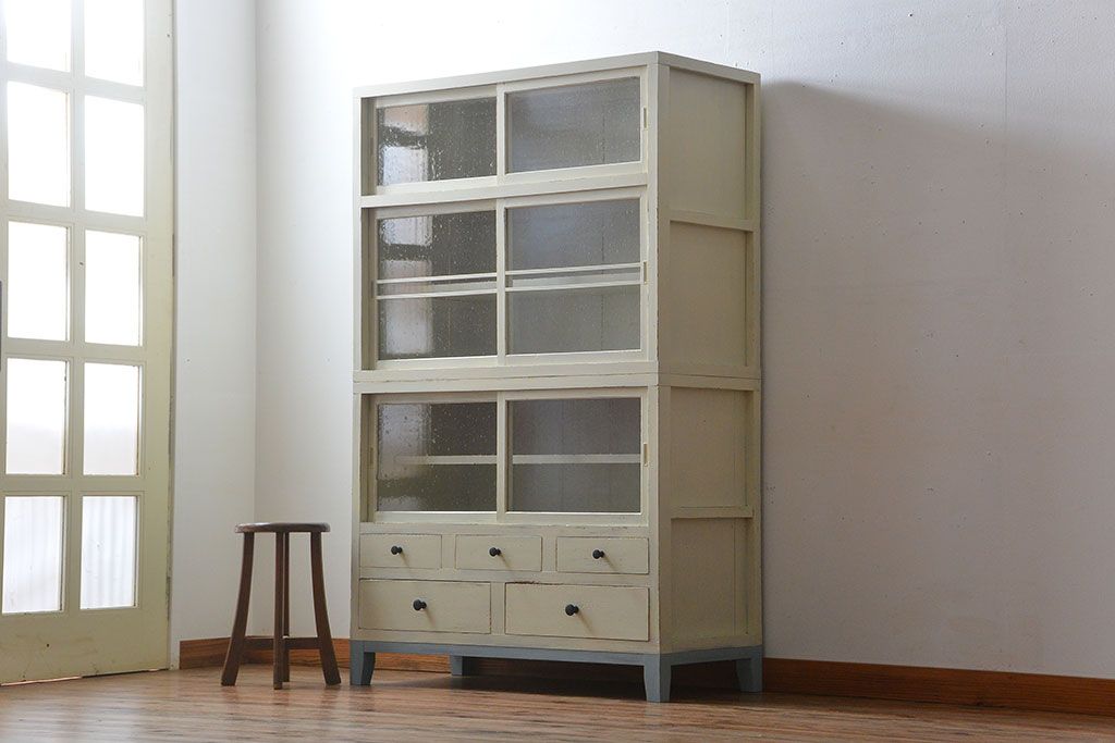 アンティーク家具　アンティークペイント　気泡ガラス入り重ね食器棚(カップボード)