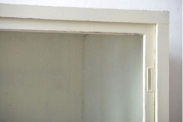 アンティーク家具　アンティークペイント　気泡ガラス入り重ね食器棚(カップボード)