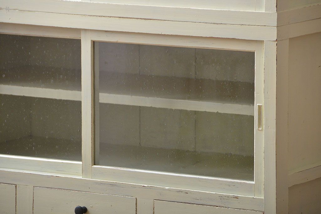 アンティーク家具　アンティークペイント　気泡ガラス入り重ね食器棚(カップボード)