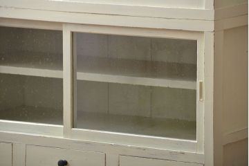 アンティーク家具　アンティークペイント　気泡ガラス入り重ね食器棚(カップボード)