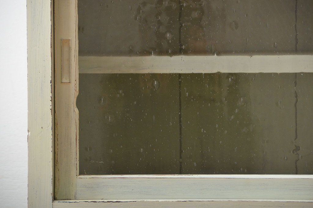 アンティーク家具　アンティークペイント　気泡ガラス入り重ね食器棚(カップボード)