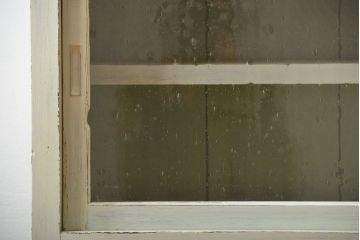 アンティーク家具　アンティークペイント　気泡ガラス入り重ね食器棚(カップボード)