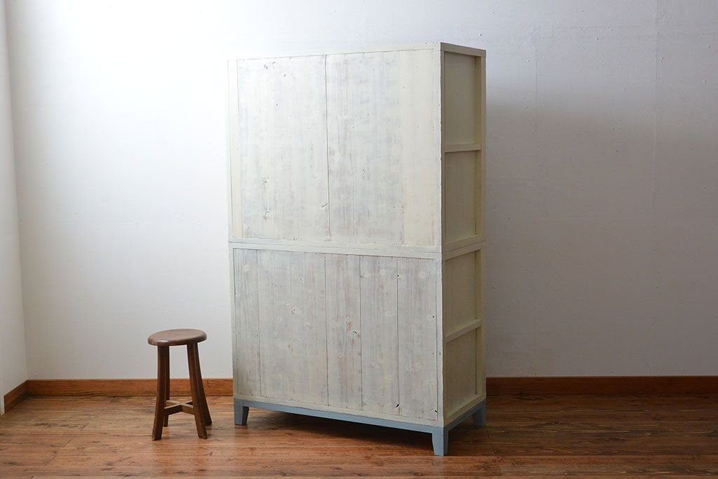 アンティーク家具　アンティークペイント　気泡ガラス入り重ね食器棚(カップボード)