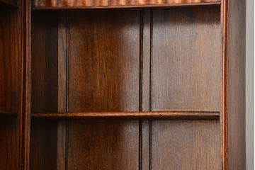 アンティーク家具　イギリスアンティーク　オーク材のコーナーブックシェルフ(本棚)