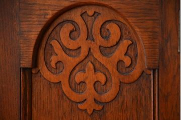 アンティーク家具　イギリスアンティーク　オーク材のコーナーブックシェルフ(本棚)