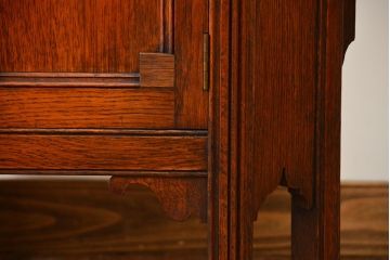 アンティーク家具　イギリスアンティーク　オーク材のコーナーブックシェルフ(本棚)