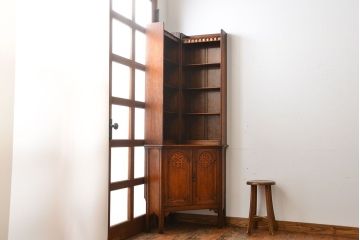 アンティーク家具　イギリスアンティーク　オーク材のコーナーブックシェルフ(本棚)