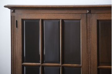 中古　高級品!永田良介商店製　面取りガラス扉の脚付きキャビネット(定価約68万円)