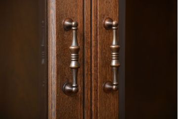 中古　高級品!永田良介商店製　面取りガラス扉の脚付きキャビネット(定価約68万円)