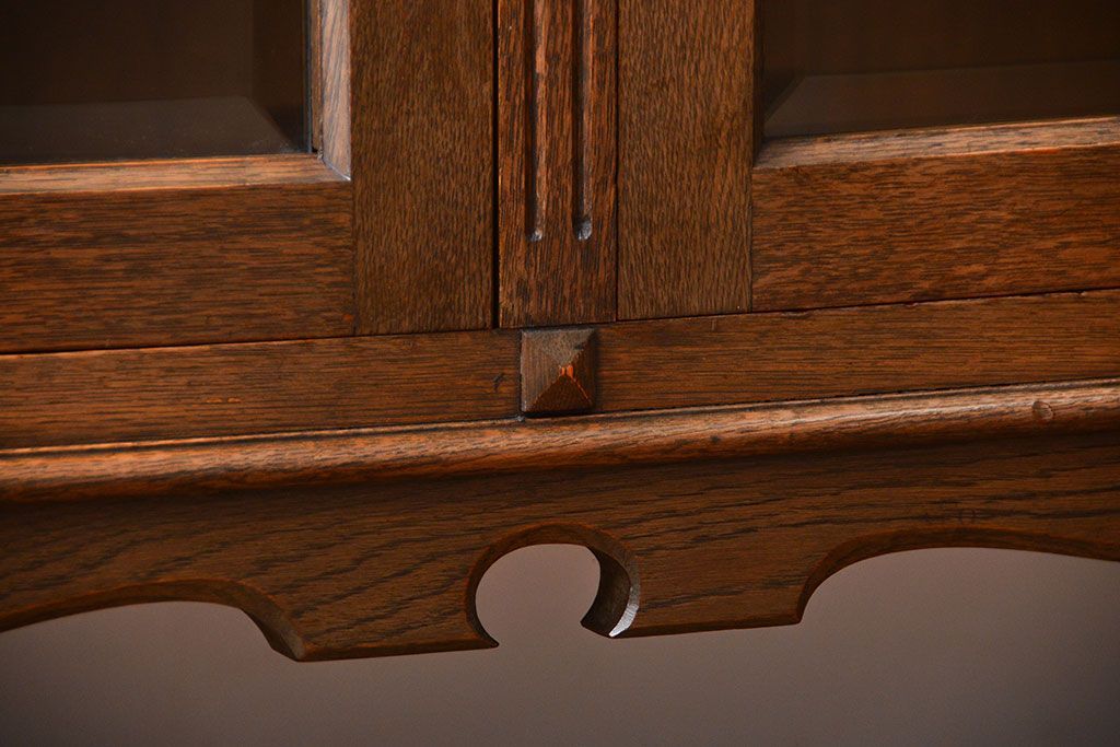 中古　高級品!永田良介商店製　面取りガラス扉の脚付きキャビネット(定価約68万円)