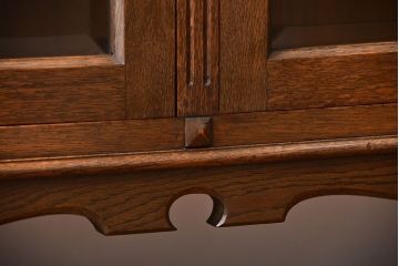 中古　高級品!永田良介商店製　面取りガラス扉の脚付きキャビネット(定価約68万円)