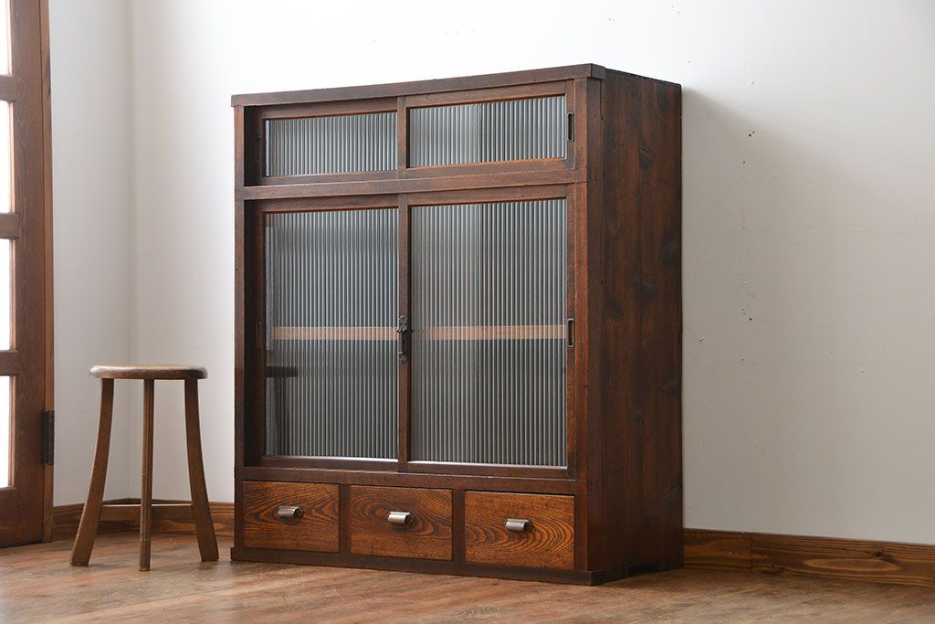 アンティーク家具　アンティーク　モールガラス引き戸付き大ぶりな古い木製の収納棚