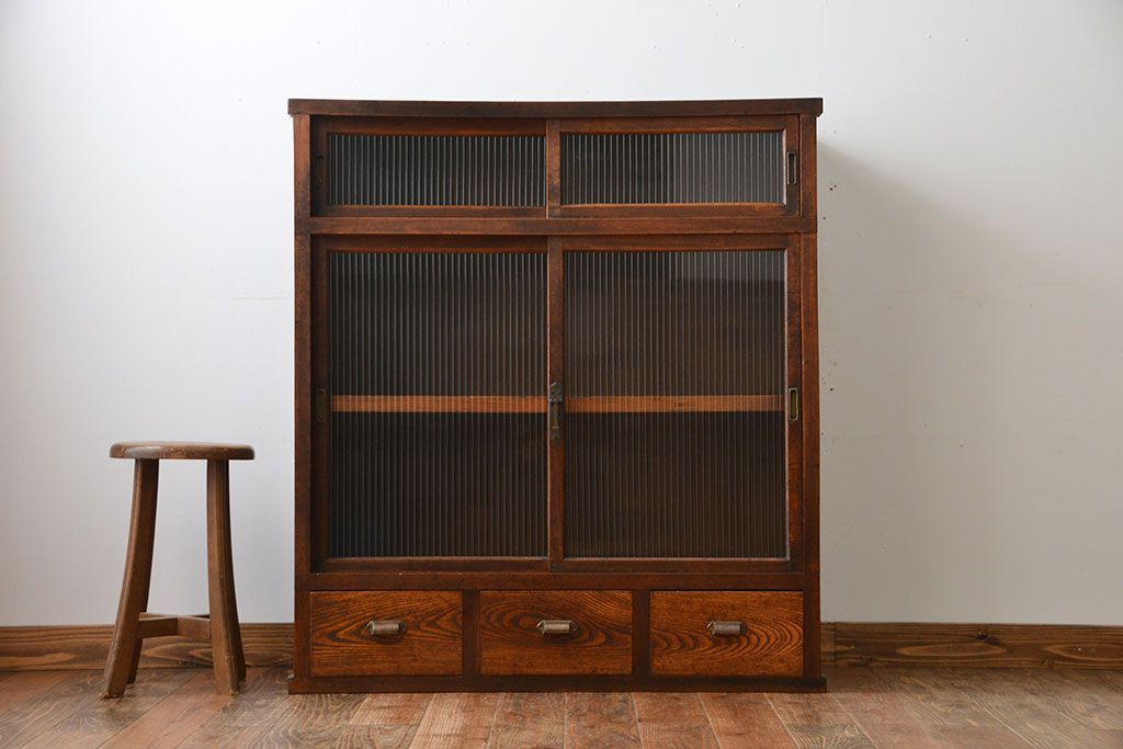 アンティーク家具　アンティーク　モールガラス引き戸付き大ぶりな古い木製の収納棚