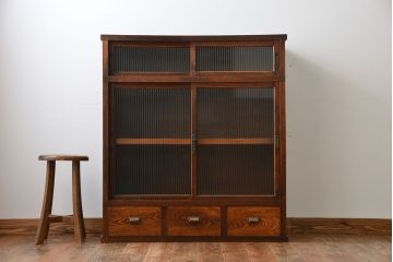 アンティーク家具　アンティーク　モールガラス引き戸付き大ぶりな古い木製の収納棚