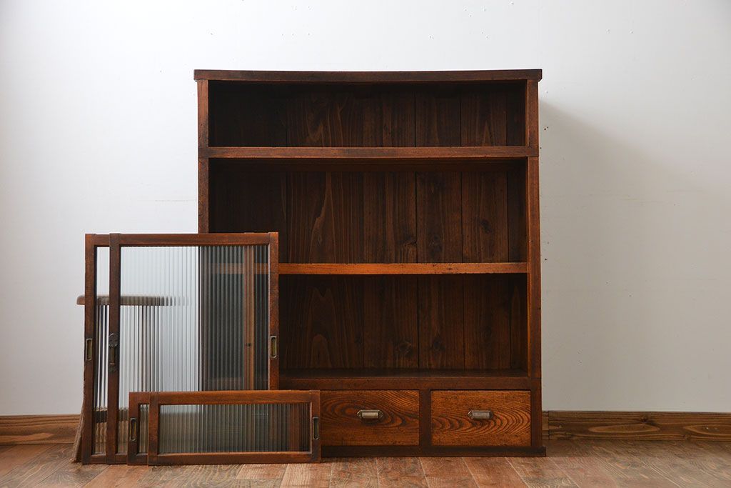 アンティーク家具　アンティーク　モールガラス引き戸付き大ぶりな古い木製の収納棚