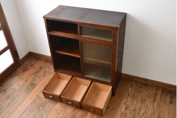 アンティーク家具　アンティーク　モールガラス引き戸付き大ぶりな古い木製の収納棚