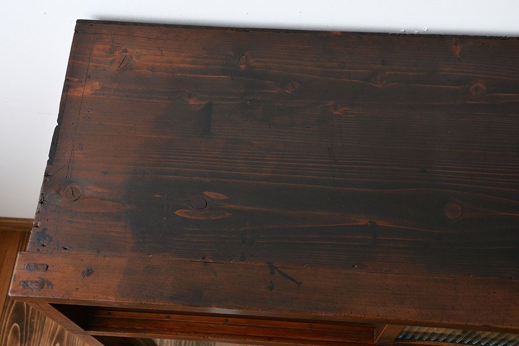 アンティーク家具　アンティーク　モールガラス引き戸付き大ぶりな古い木製の収納棚