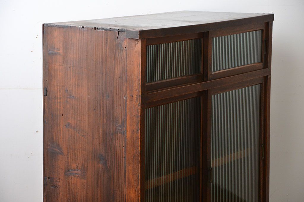 アンティーク家具　アンティーク　モールガラス引き戸付き大ぶりな古い木製の収納棚