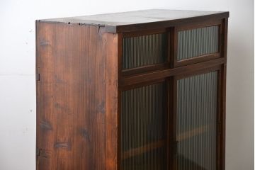 アンティーク家具　アンティーク　モールガラス引き戸付き大ぶりな古い木製の収納棚