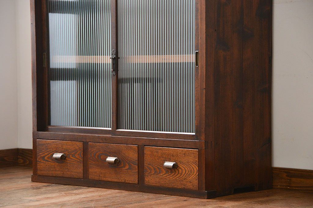 アンティーク家具　アンティーク　モールガラス引き戸付き大ぶりな古い木製の収納棚