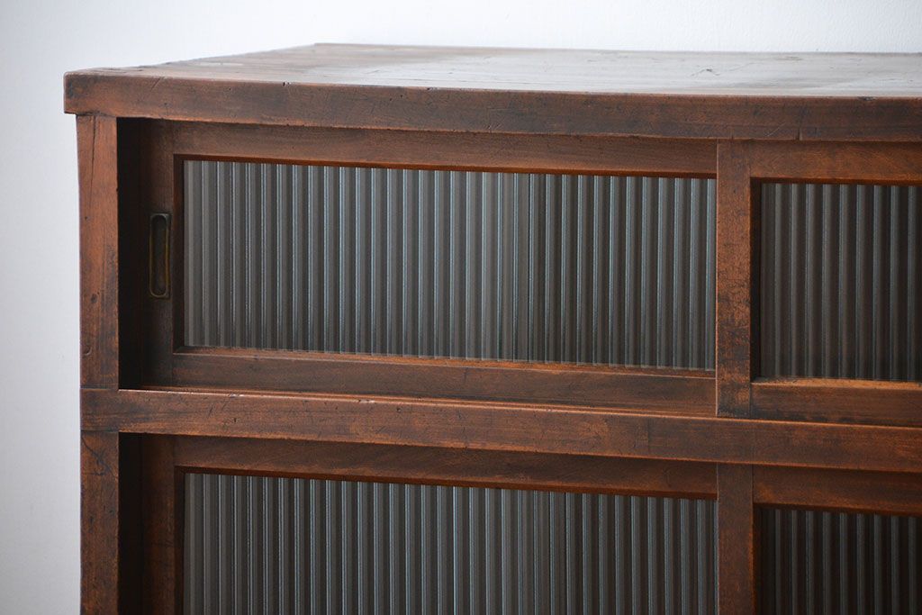 アンティーク家具　アンティーク　モールガラス引き戸付き大ぶりな古い木製の収納棚