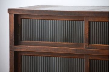 アンティーク家具　アンティーク　モールガラス引き戸付き大ぶりな古い木製の収納棚