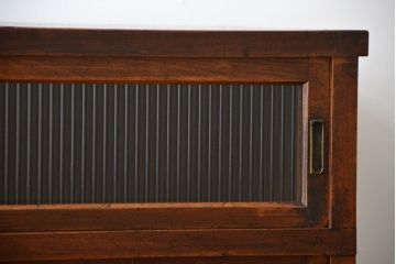 アンティーク家具　アンティーク　モールガラス引き戸付き大ぶりな古い木製の収納棚