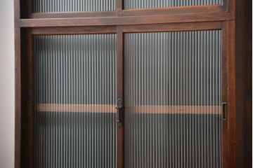 アンティーク家具　アンティーク　モールガラス引き戸付き大ぶりな古い木製の収納棚