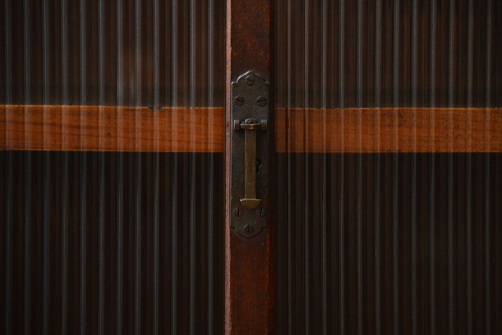 アンティーク家具　アンティーク　モールガラス引き戸付き大ぶりな古い木製の収納棚