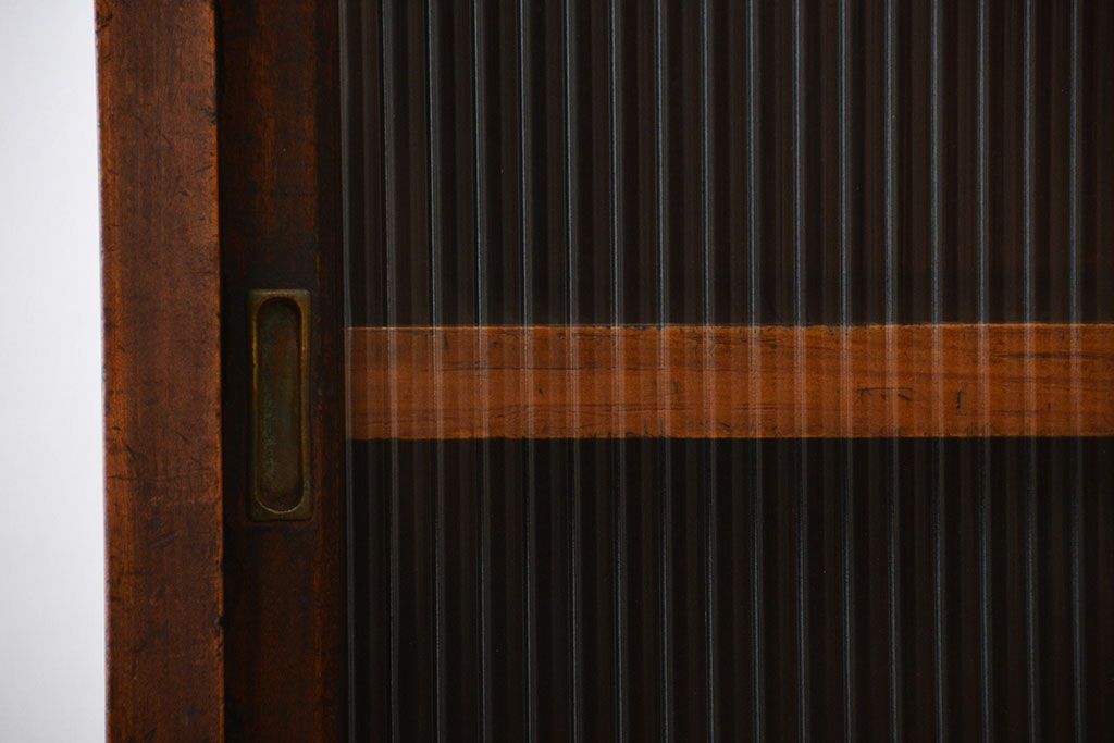 アンティーク家具　アンティーク　モールガラス引き戸付き大ぶりな古い木製の収納棚