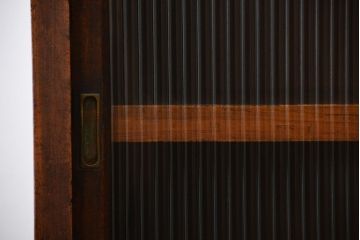 アンティーク家具　アンティーク　モールガラス引き戸付き大ぶりな古い木製の収納棚