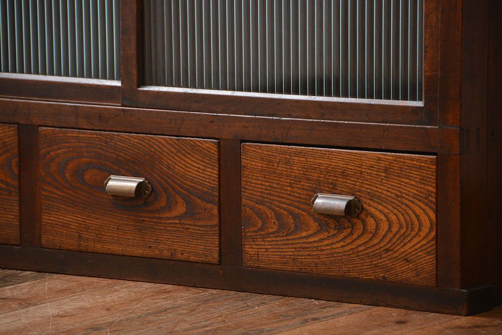 アンティーク家具　アンティーク　モールガラス引き戸付き大ぶりな古い木製の収納棚