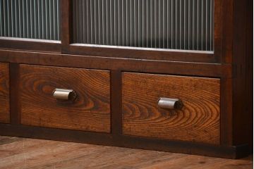 アンティーク家具　アンティーク　モールガラス引き戸付き大ぶりな古い木製の収納棚