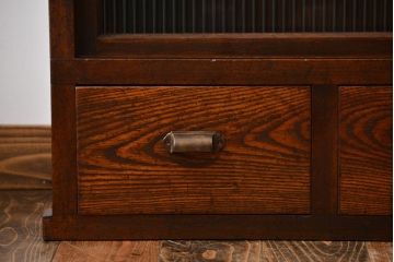 アンティーク家具　アンティーク　モールガラス引き戸付き大ぶりな古い木製の収納棚