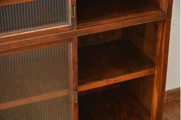 アンティーク家具　アンティーク　モールガラス引き戸付き大ぶりな古い木製の収納棚
