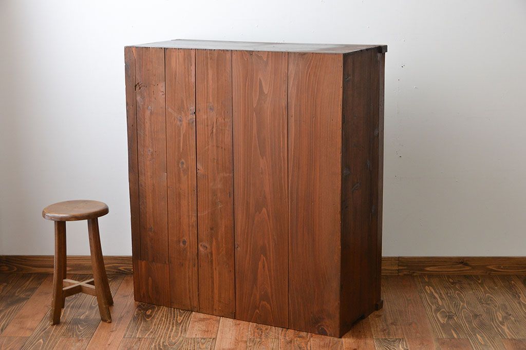 アンティーク家具　アンティーク　モールガラス引き戸付き大ぶりな古い木製の収納棚