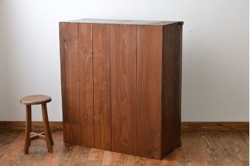 アンティーク家具　アンティーク　モールガラス引き戸付き大ぶりな古い木製の収納棚