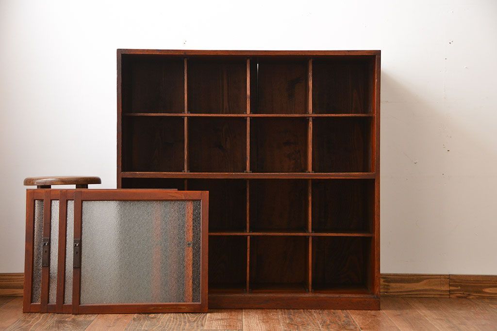 アンティーク家具　アンティーク　ダイヤガラス引き戸付き古い木製のマス目収納棚