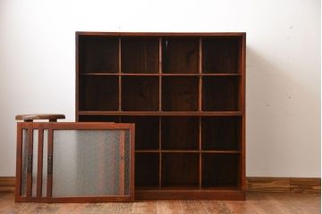 アンティーク家具　アンティーク　ダイヤガラス引き戸付き古い木製のマス目収納棚