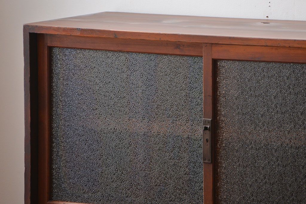 アンティーク家具　アンティーク　ダイヤガラス引き戸付き古い木製のマス目収納棚