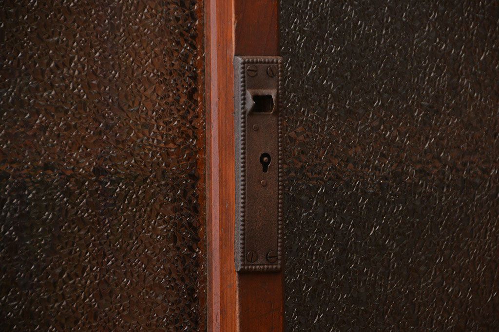 アンティーク家具　アンティーク　ダイヤガラス引き戸付き古い木製のマス目収納棚