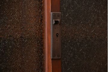 アンティーク家具　アンティーク　ダイヤガラス引き戸付き古い木製のマス目収納棚