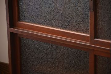 アンティーク家具　アンティーク　ダイヤガラス引き戸付き古い木製のマス目収納棚