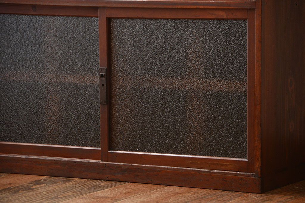 アンティーク家具　アンティーク　ダイヤガラス引き戸付き古い木製のマス目収納棚