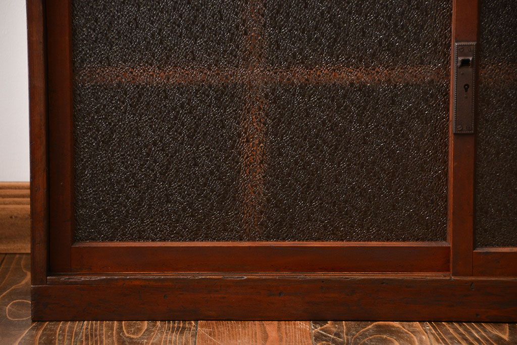 アンティーク家具　アンティーク　ダイヤガラス引き戸付き古い木製のマス目収納棚