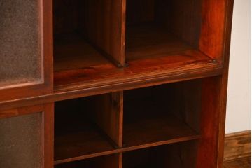 アンティーク家具　アンティーク　ダイヤガラス引き戸付き古い木製のマス目収納棚